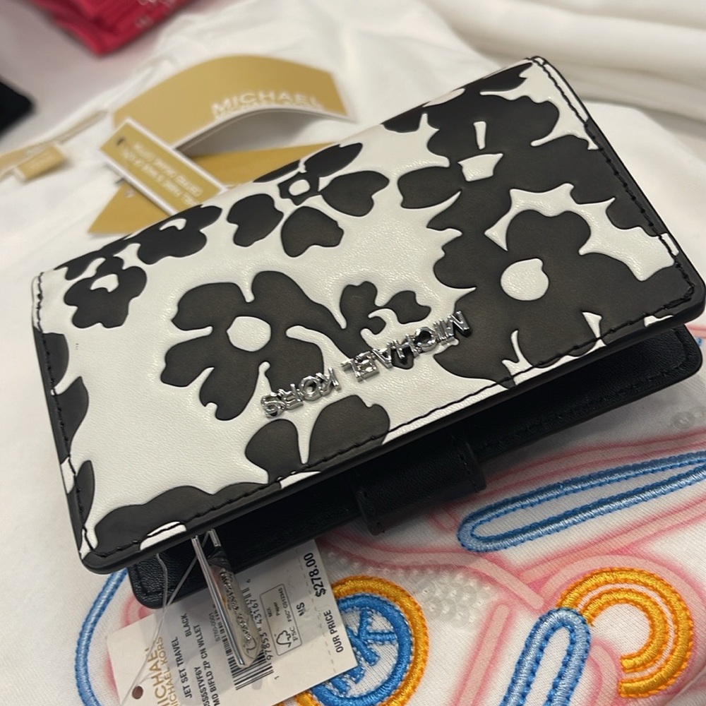 Michael Kors Jet Set Medium Floral Print Bi-Fold Wallet
Black
NWT - Picture 8 of 16